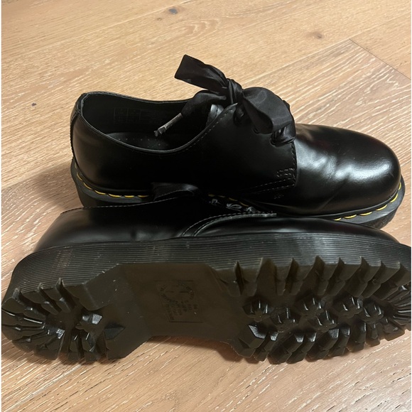 Doc Martens! Classic Bex Oxfords hardly worn. You’ll be the one to break them in - Picture 2 of 4